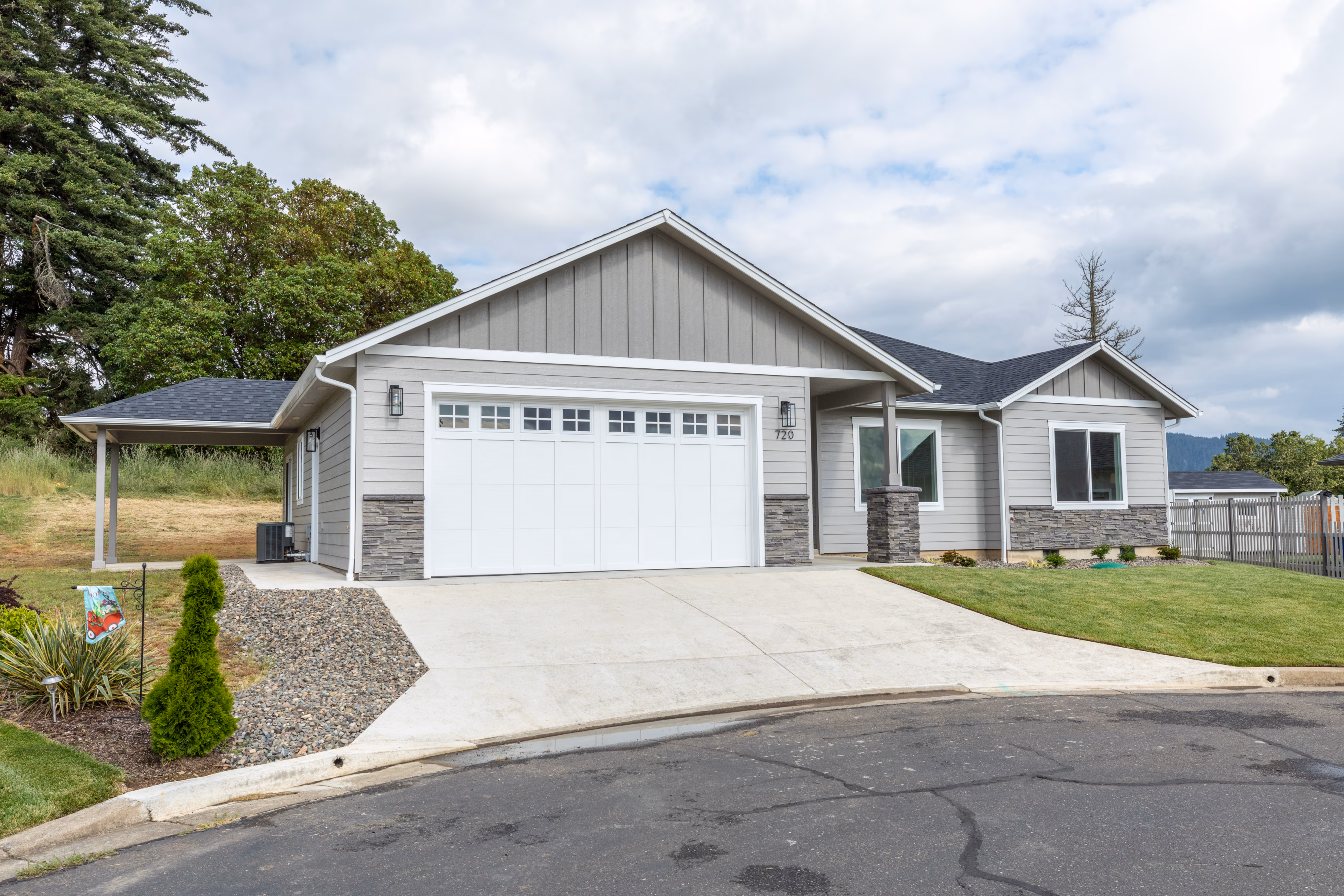 New construction craftsman home exterior in Roseburg, Oregon — Douglas County real estate listing