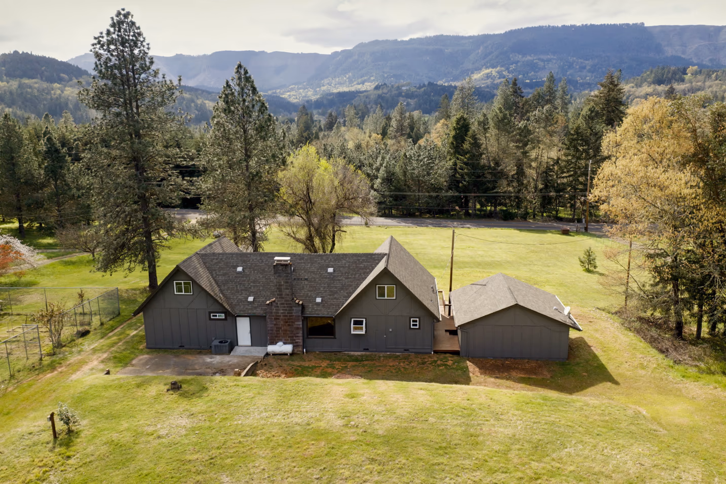 Oakland relocation property sold by Aaron Cherry